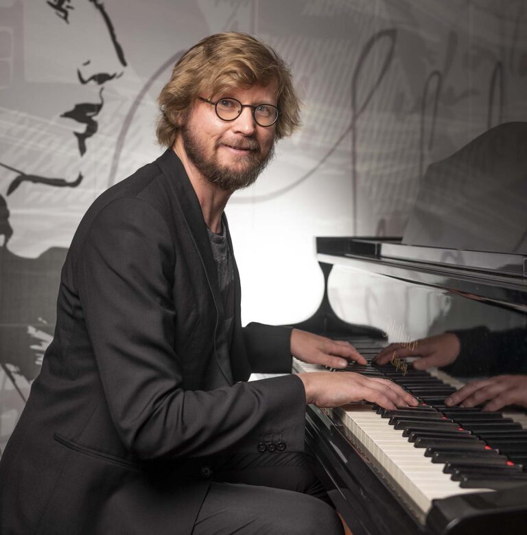 Konsertti kuuluu orkesterin kamarimusiikkisarjaan, ja orkesterin vakituisten soittajien vieraaksi saapuu orkesterin jo varsin vakituinen yhteistyökumppani, elegantista pianismistaan tunnettu Emil Holmström.