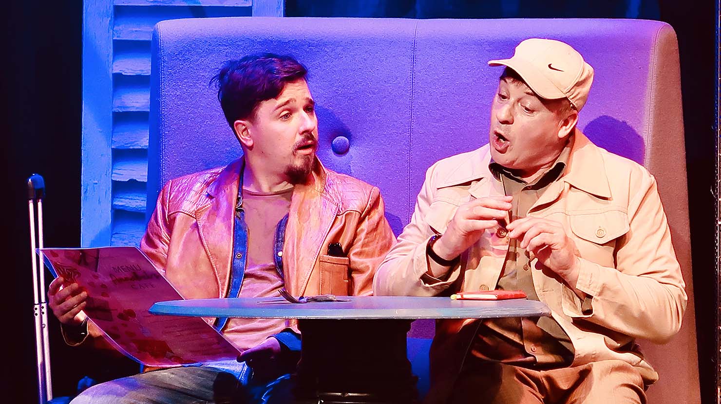 Charles ja Raymond kahvilassa