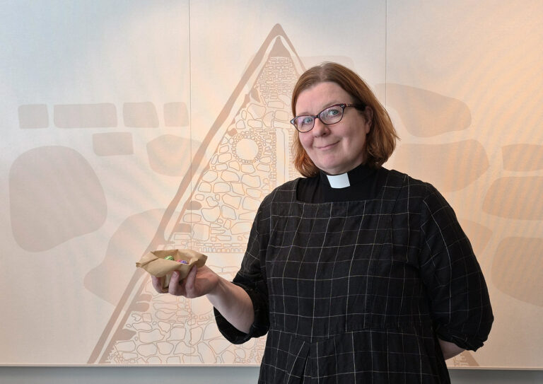 Pirkko Järvinen kutsuu mukaan pääsiäisen tapahtumiin. Kuva Lohjan seurakunta