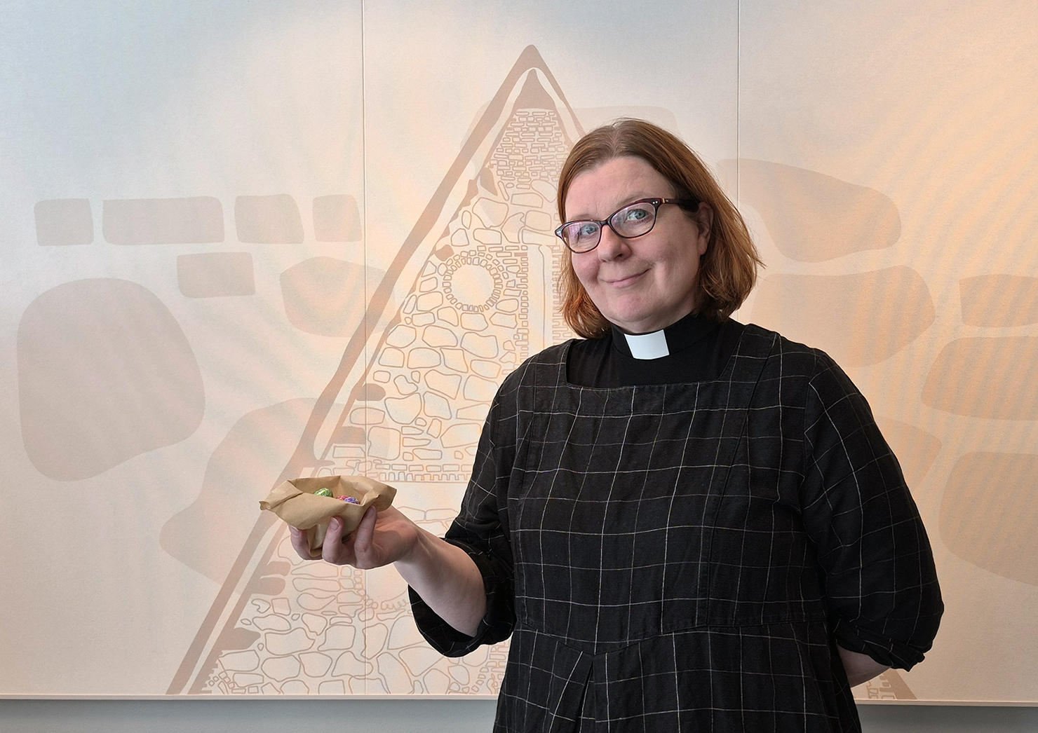 Pirkko Järvinen kutsuu mukaan pääsiäisen tapahtumiin. Kuva Lohjan seurakunta