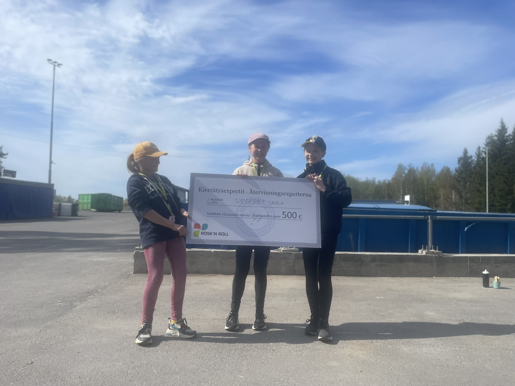 Inkoon Degerby skolanin voittajakolmikko Emma Holmbom (vas.), Vera Holmström ja Amanda Malmström iloitsivat voitosta ja päättivät saman tien, että luokka voisi suunnata Linnanmäelle palkintorahoilla.