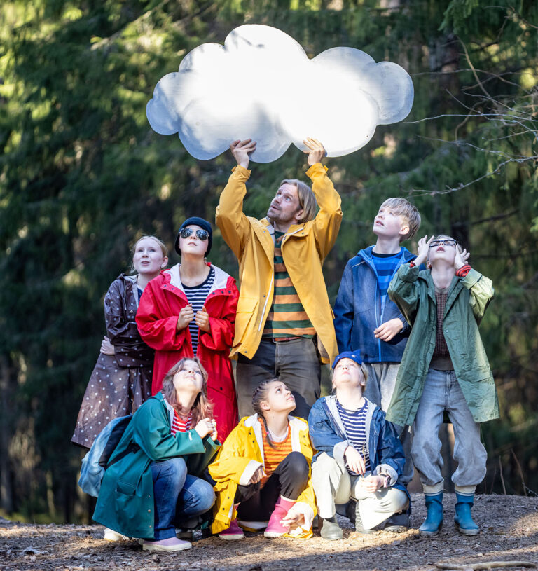 Veikkolan Kartanoteatteri esittää kesällä 2025: ELLA JA KAVERIT AUTIOSAARELLA