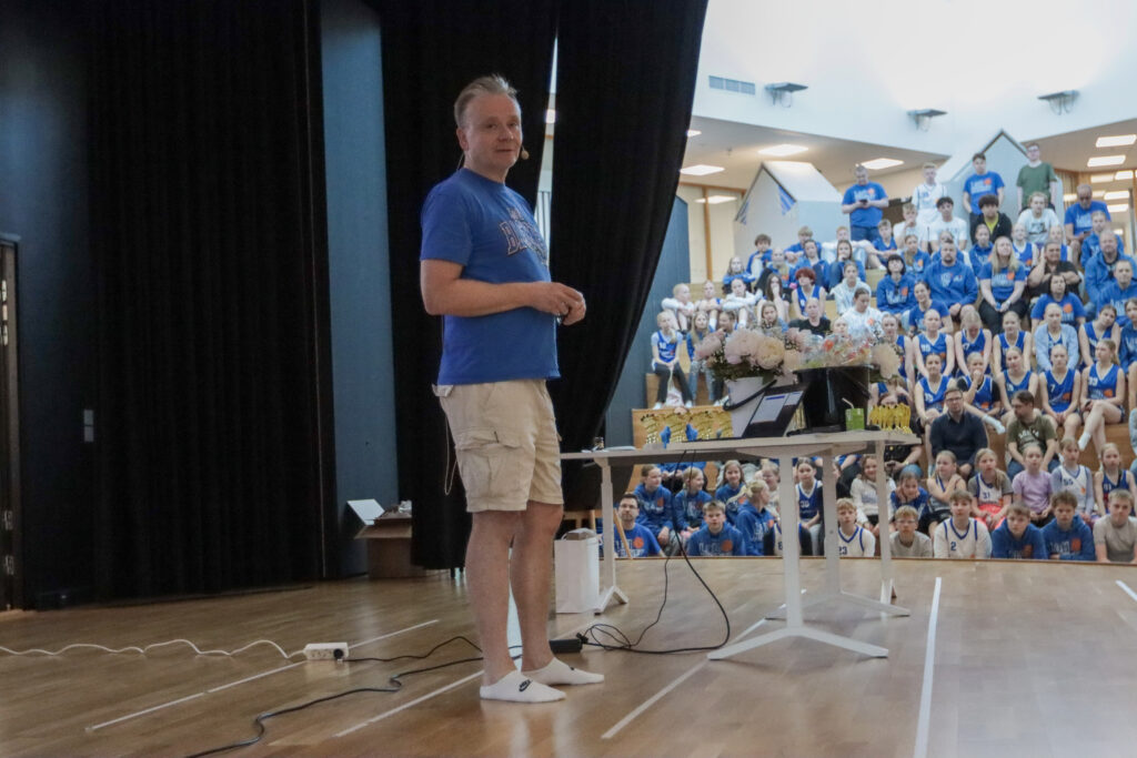 Lohjan Urheilijat Ry:n uudeksi puheenjohtajaksi on valittu seuran koripallojaoston puheenjohtaja Kari Vyhtinen.