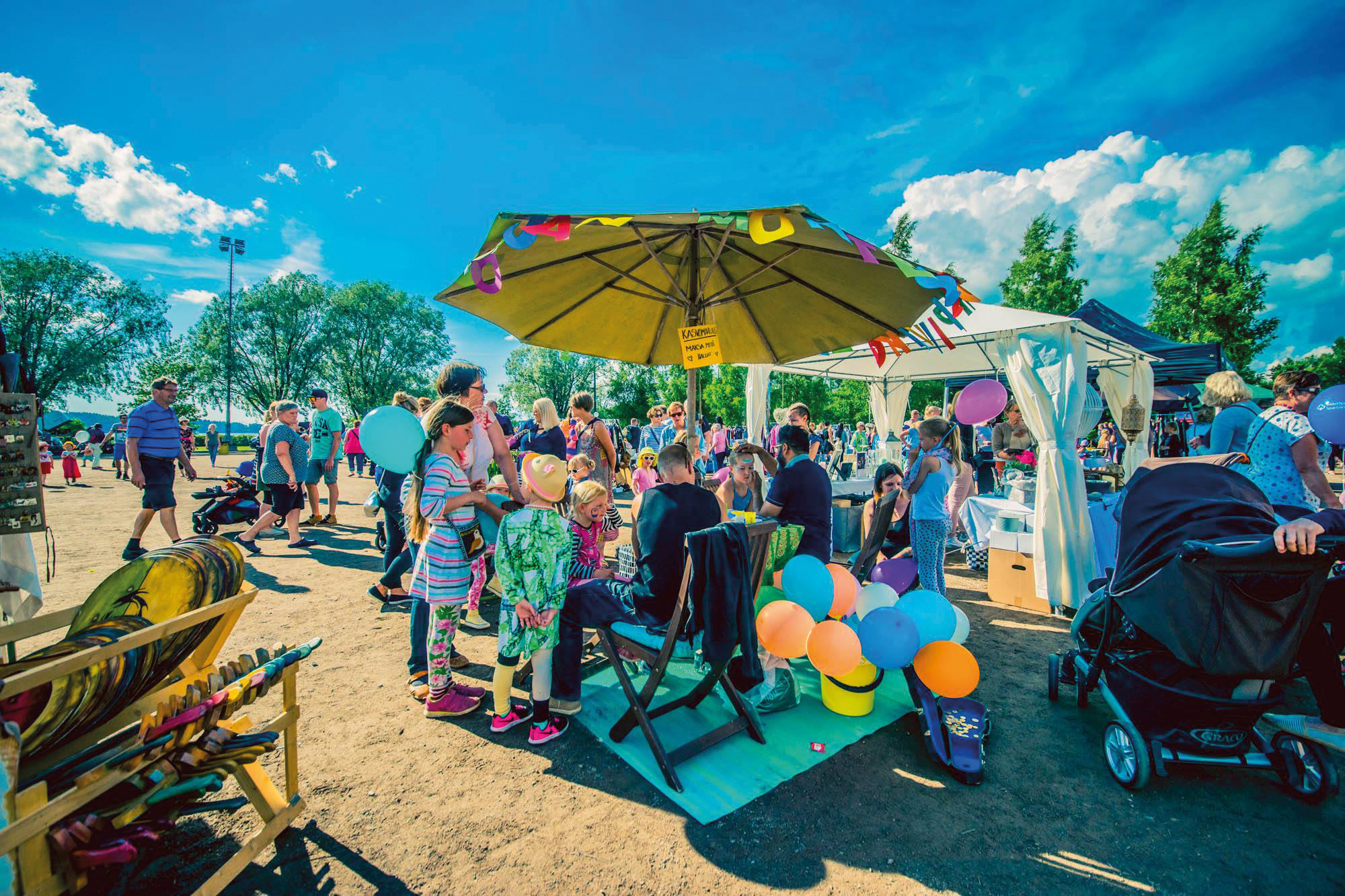 Orkesterin lisäksi lavalle nousee lapsia laulattamaan Länsi-Uudenmaan musiikkiopiston muskariopettajat Pirita Mikkonen ja Jenny Backman-Pråhl sekä musiikkiopiston Lartina- ja Lumona-kuorot