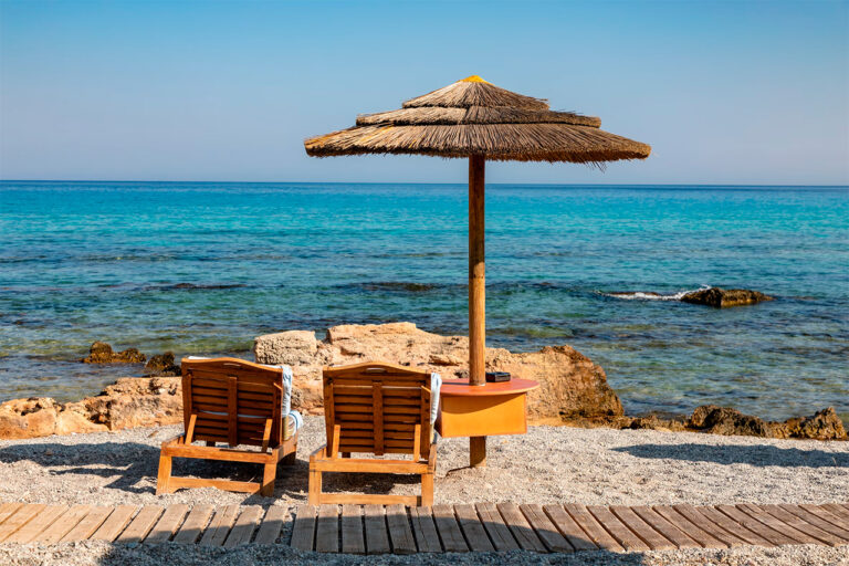 Matkapoikien kesäale näyttää komealta – näin hyödynnät parhaat arkiset lomatarjoukset