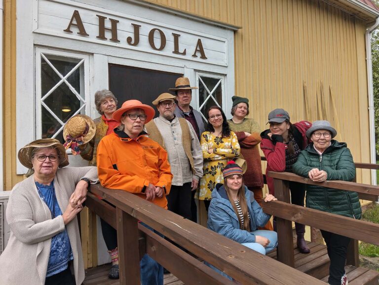 Pusulan kesäteatteri 2025:MAALTA PESEE! – improvisoitu maalaiskomedia