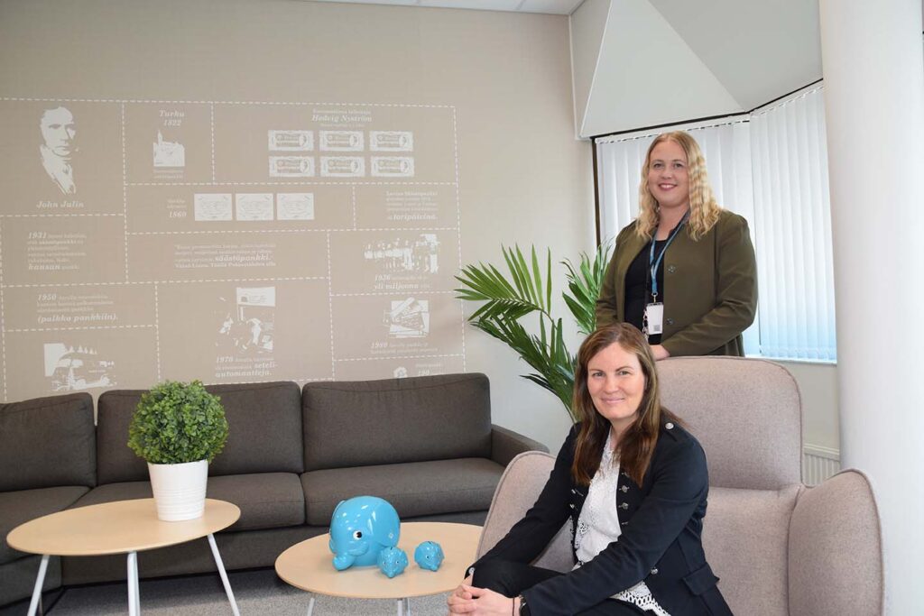 Artikkelia varten kävimme tapaamassa Lohjan Laurinkadulla henkilöasiakkuuspäällikkö Anna Mäenpäätä (istumassa) sekä rahoitusasiantuntija Johanna Pohjolaista (seisomassa).