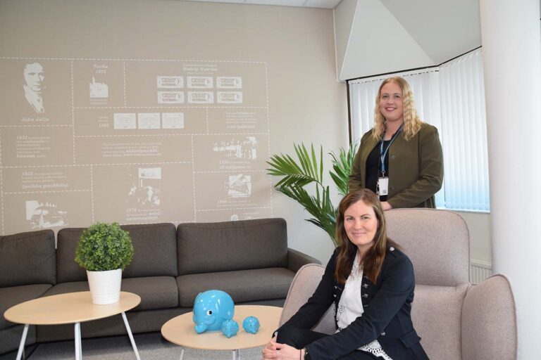 Artikkelia varten kävimme tapaamassa Lohjan Laurinkadulla henkilöasiakkuuspäällikkö Anna Mäenpäätä (istumassa) sekä rahoitusasiantuntija Johanna Pohjolaista (seisomassa).