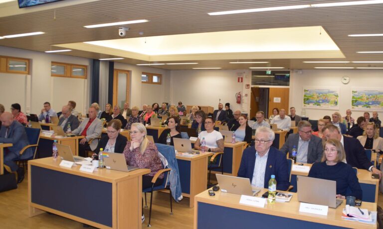 Lohjan uusi valtuustokausi aloitettiin sekavissa tunnelmissa