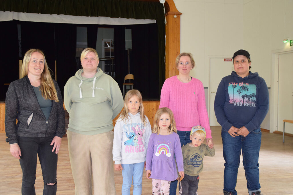 Kuvassa vas.: Marianne Mikson, Anna Mutanen, Lenneli, Annette Fröberg, lapset Amanda ja Aron sekä yhdistyksen nuorisojäsen Edvin Maxenius.