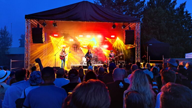 Degerbyn 20. Possujuhlat veti ennätysyleisön – Legendaarinen ilta täynnä ikivihreitä hittejä