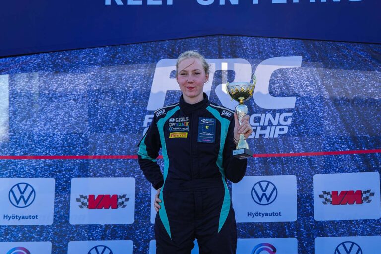 Lohjalainen autourheilu­lupaus Meri Levula hurjissa vauhdeissa botniaringillä