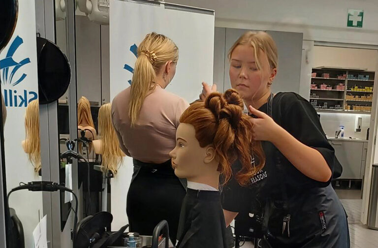 Lotta Lehtokumpu valittiin WorldSkills-maajoukkueeseen edustamaan Suomea hiusmuotoilussa