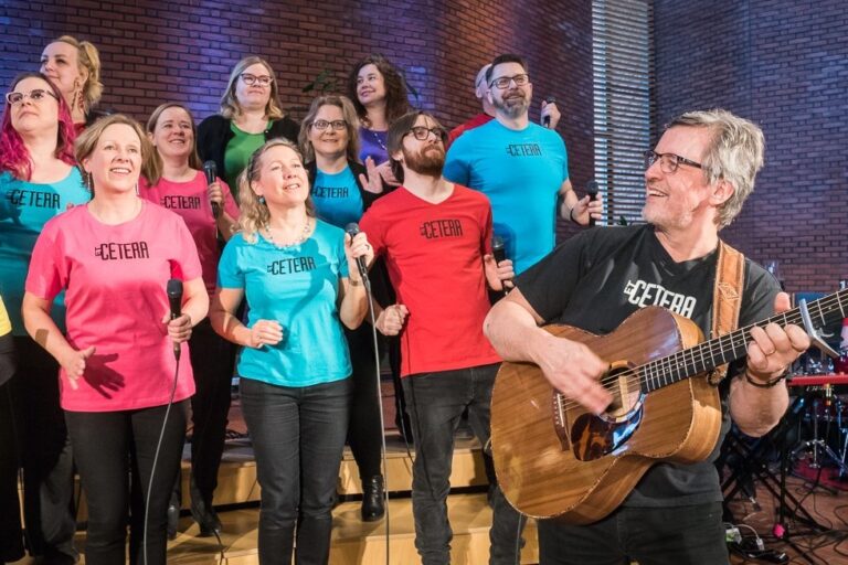 Pusulan kirkkoon toivotaan ennätysyleisöä: Pekka Simojoen ja EtCetera-kuoron Majataloilta tarjoaa musiikkia ja lämpöä