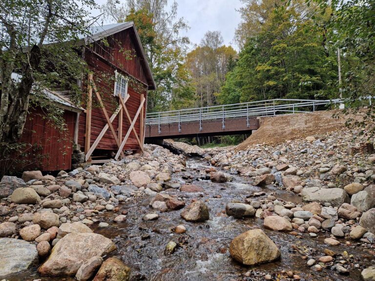 Karstunjoen myllypadon muodonmuutos Lohjalla: betonin tilalle puuta, kiveä ja 80 metriä koskiympäristöä  