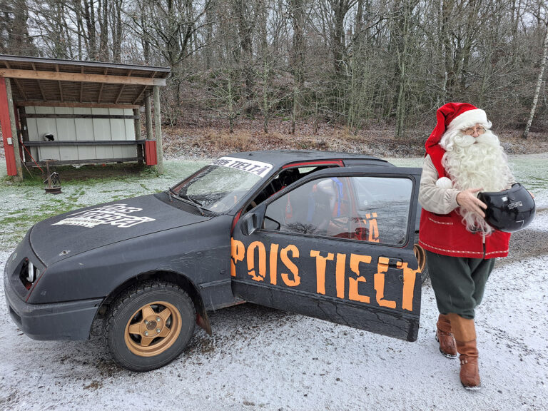 Tytyri Elämyskaivoksen joulupukki kiireisenä: Visit Lohjan joulukalenterista upeita palkintoja joka päivä