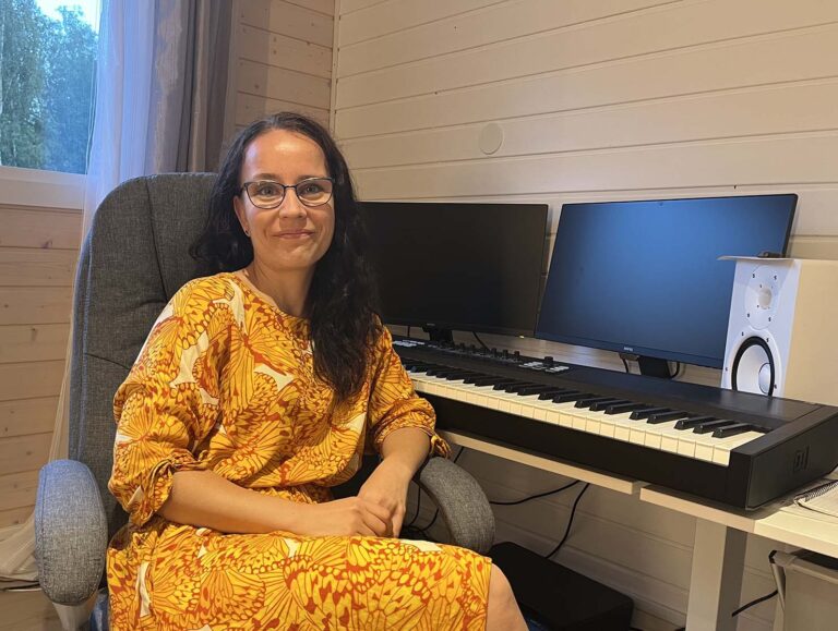 Arjen komiikkaa ja hyväntekeväisyyttä: ”Mukavalla asialla soittelen” valloittaa Laurentius-salin