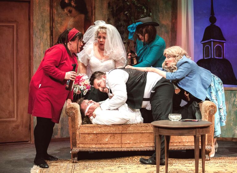 Lohjan Teatterin Täydelliset häät -menestysfarssi on juuri sopivan pirskahteleva piristys talven pimeyteen