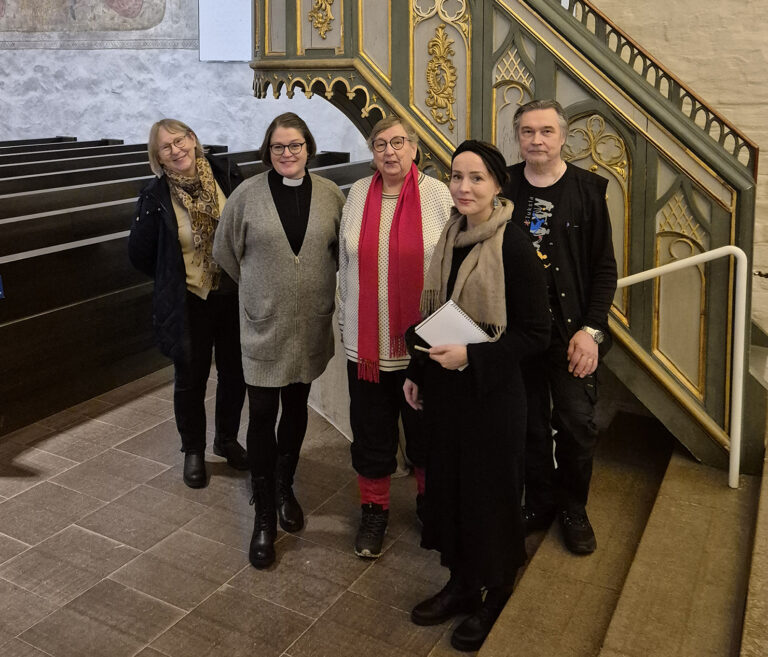 Lohjan Pyhän Laurin kirkkoon saadaan kastepuu