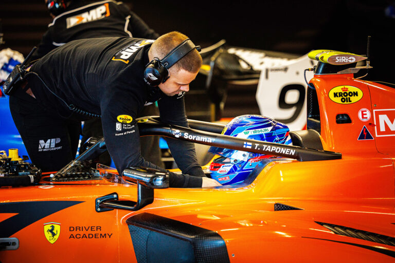 Tuukka Taponen hyvässä vauhdissa FIA F3 -testeissä Barcelonassa