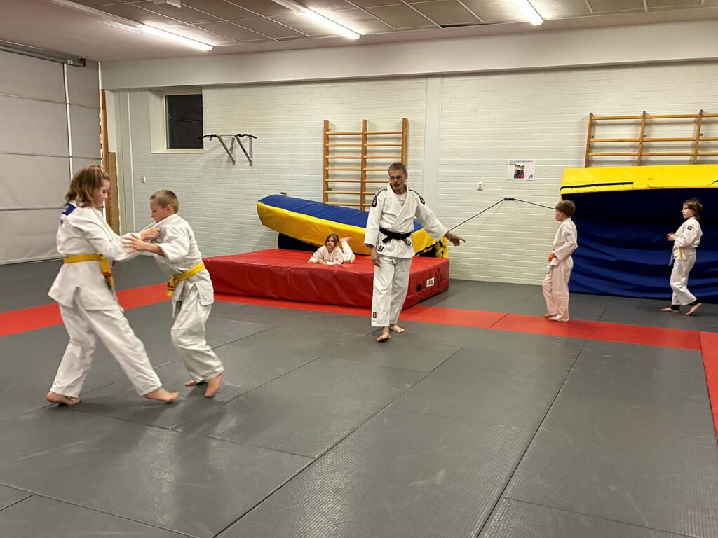 Lohjalaisjudokat Aada Laakso ja Luukas Ollikainen ottavat toisistaan mittaa otteluharjoituksessa Tennarissa. Hannu Kolu ohjaa.