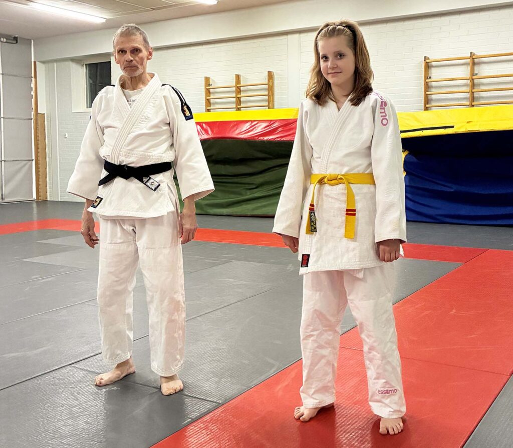 Lohjan Urheilijoiden judokonkari Hannu Kolu saa pienimpien judokoiden ohjaamiseen apua Aada Laaksolta. Harjoituksissa edistetään taitoja leikin avulla.