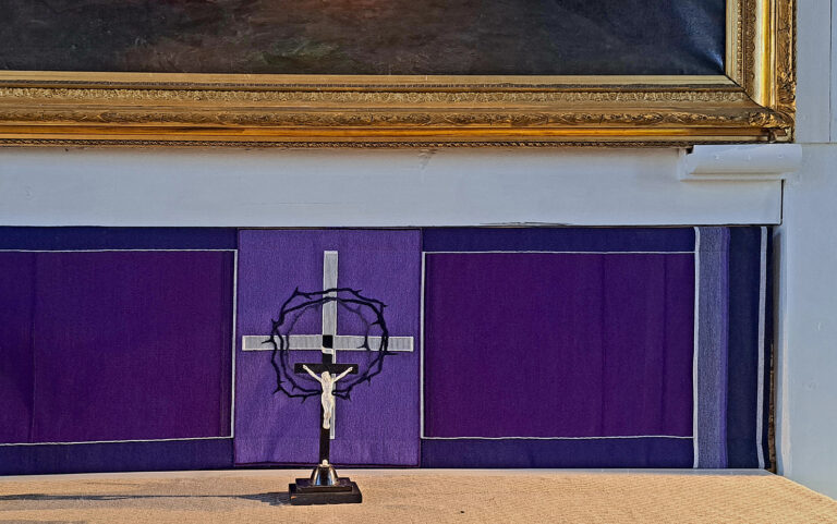 Musta alttarivaate tuo uuden sävyn Karjalohjan pääsiäiseen