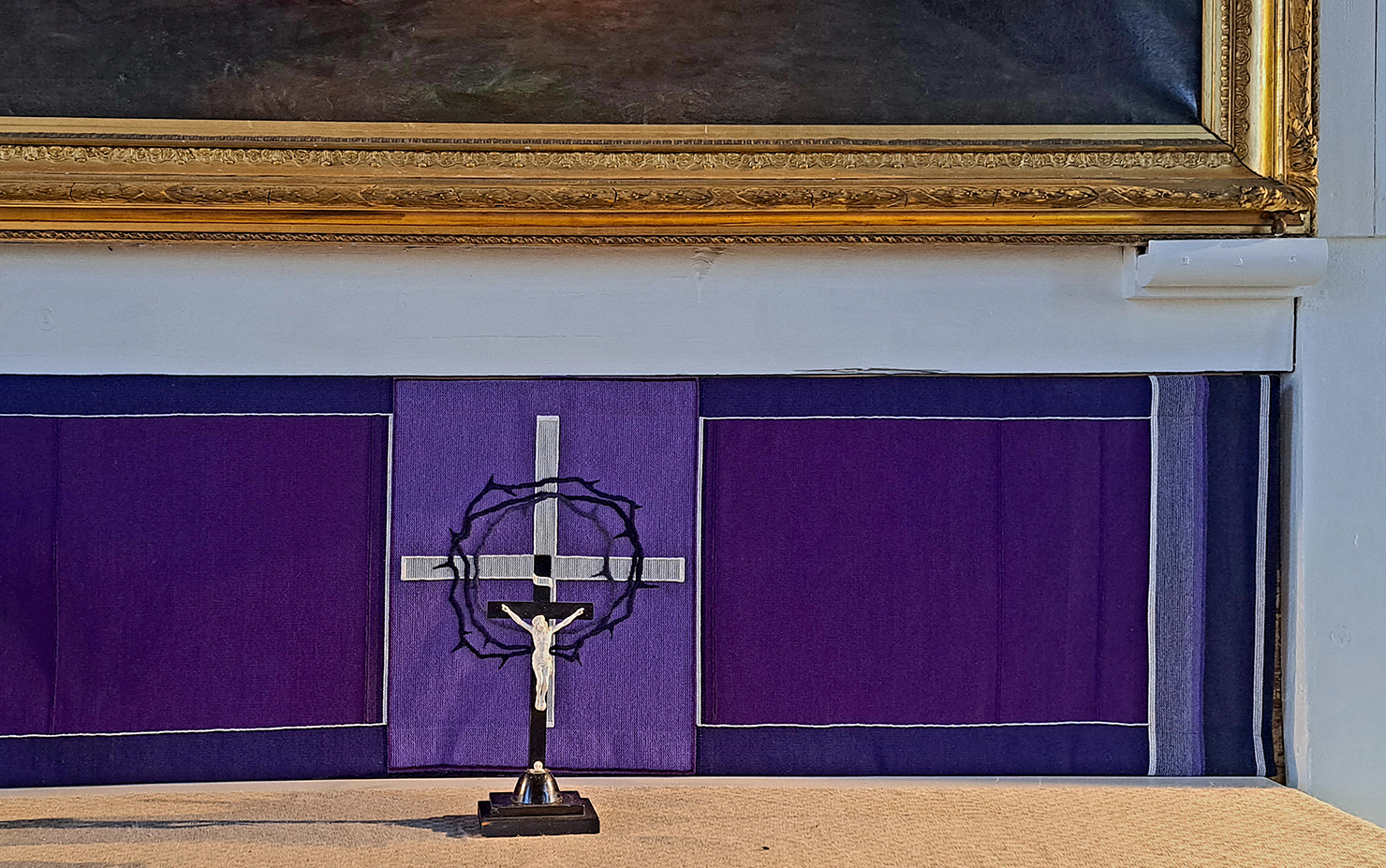 Musta alttarivaate tuo uuden sävyn Karjalohjan pääsiäiseen