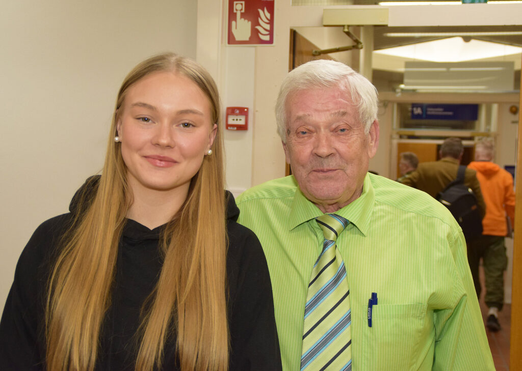 Kuvassa Nuorisovaltuusteon Vilhelmiina Saukkola ja Vasemmistoliiton Matti Pajuoja jotka molemmat puolsivat Länsirata Oy:n osakassopimuksen allekirjoittamista.