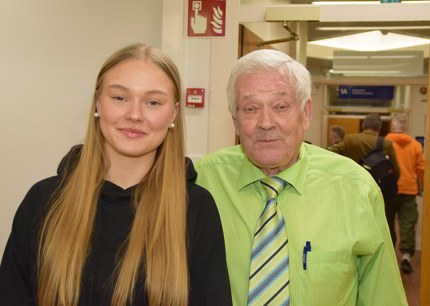 Kuvassa Nuorisovaltuusteon Vilhelmiina Saukkola ja Vasemmistoliiton Matti Pajuoja jotka molemmat puolsivat Länsirata Oy:n osakassopimuksen allekirjoittamista.