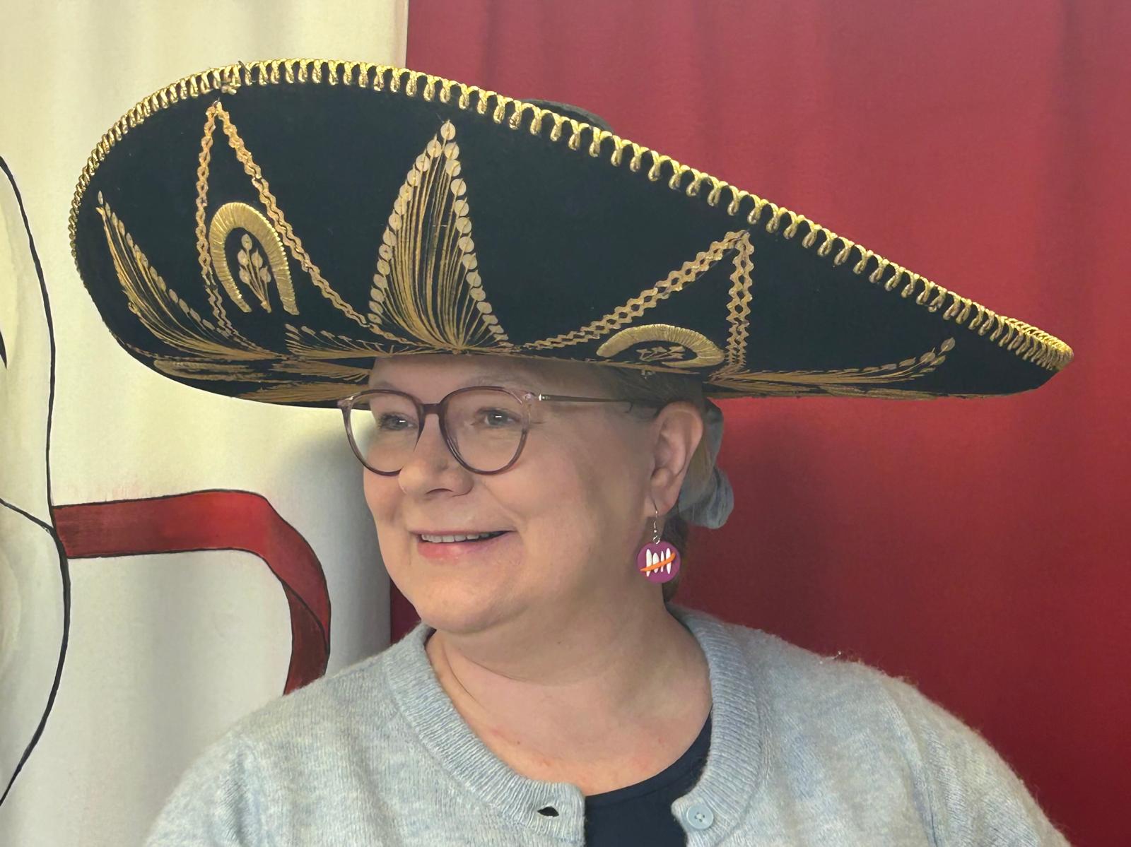 Naisten Pankki Lohjan jäsenet kävivät testailemassa hattuja Lohjan teatterin pukuvuokraamossa. Miia Sthålen kokeilema sombrero saattaisi olla vaikea kovalla tuulella.