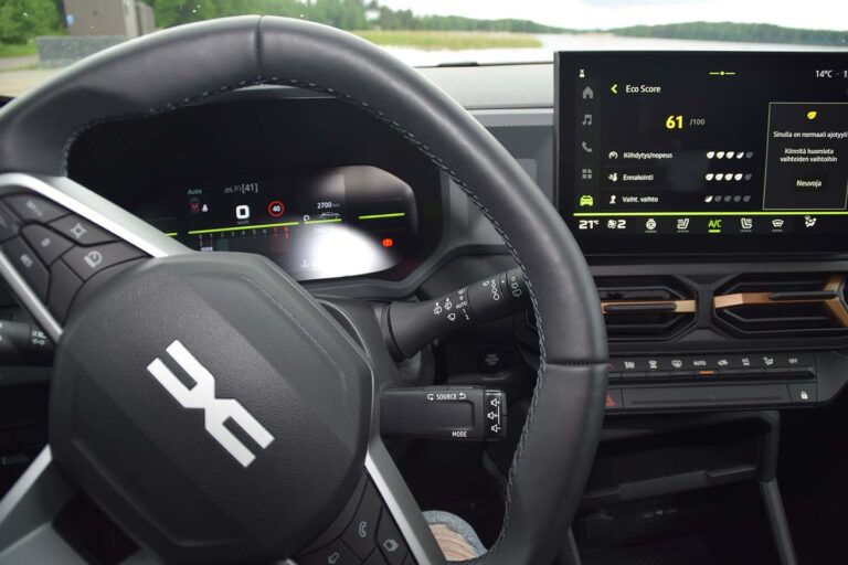 Auto pitää Suomen liikkeessä – kallis tankkaus ei vielä muuta arkea