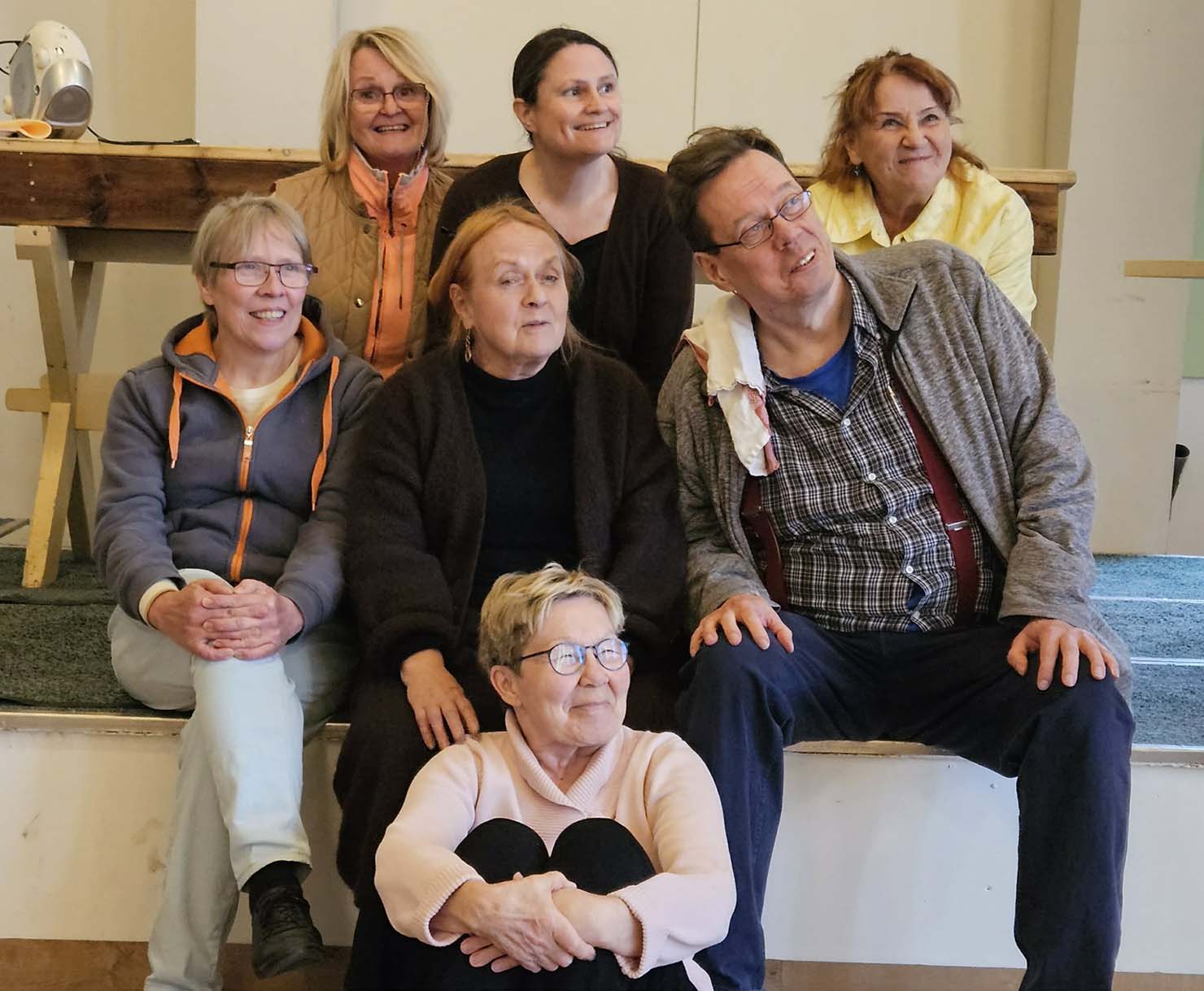 Kuvassa takana vas. Eeva Peltonen, Mari Levänen, Paula Hagelberg. Keskellä.vas. Iiris Anttila, Sari Moisio, Jorma Kuha ja edessä Irma Paasovaara.