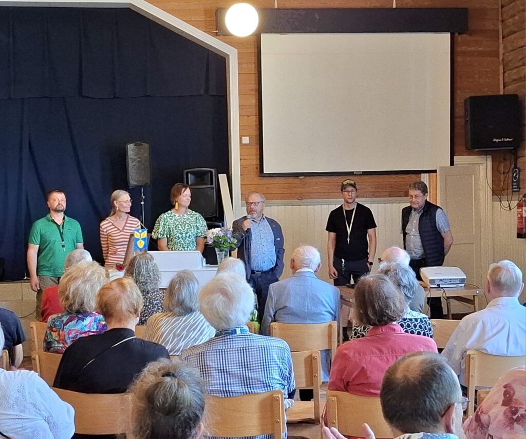 Vuoden Karjalohjalainen tunnustusta vastaanottamassa osa Karjalohja ry:n hallituksesta: vasemmalta Esa Siusluoto, Marja Nuora, Kirsi Ferin, pj. Jussi Leppänen, Mikael Lehtonen ja Tuomas Perheentupa, kuvasta puuttuvat Daniel Salonen, Evita Malm ja Terhi Haataja.
