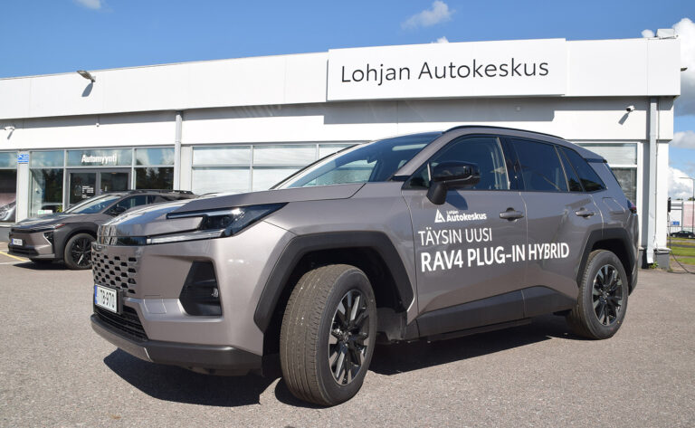 Koeajossa uuden sukupolven Toyota RAV4 lataushybridi