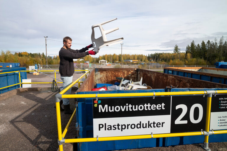 Vie risat muovituotteet maksutta jäteasemalle